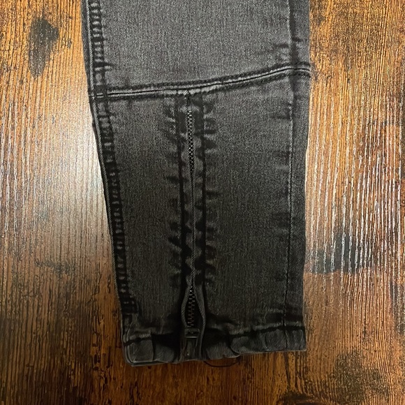 BDG Trendy Gray Jeans - Picture 5 of 6